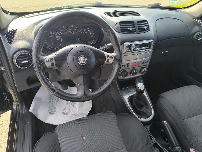 Alfa Romeo 147 (2006) 1.6 16V DOLOŽENÉ KM.NOVÁ STK - fotka 16 z 23
