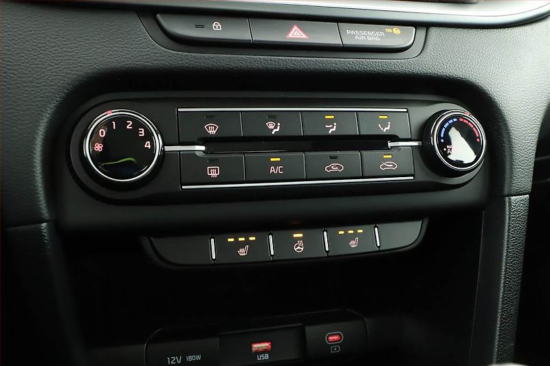 Kia Ceed (2024) 1.5 T-GDI - fotka 13 z 18