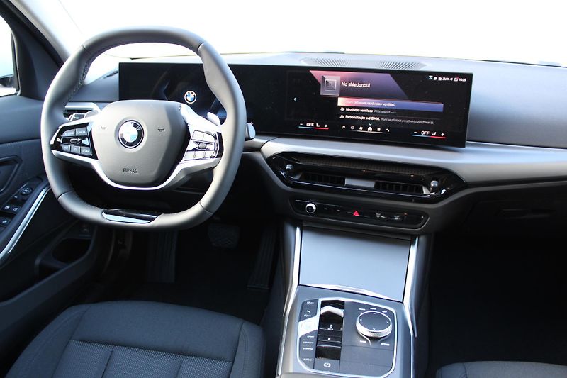 BMW Řada 3 320i sedan - fotka 12 z 14