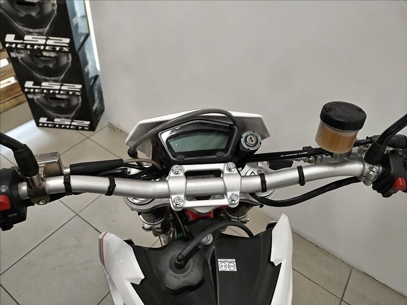 SWM SM 500 R Euro 5 White/Red   0, - fotka 7 z 15