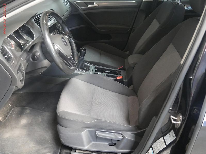 Volkswagen Golf (2015) 1.6TDi, AC, výhřev sed - fotka 9 z 19
