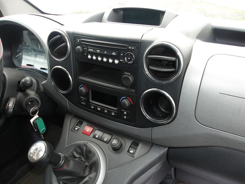 Peugeot Partner Tepee 1,6HDi MULTISPACE(2xšoupačky) - fotka 25 z 33
