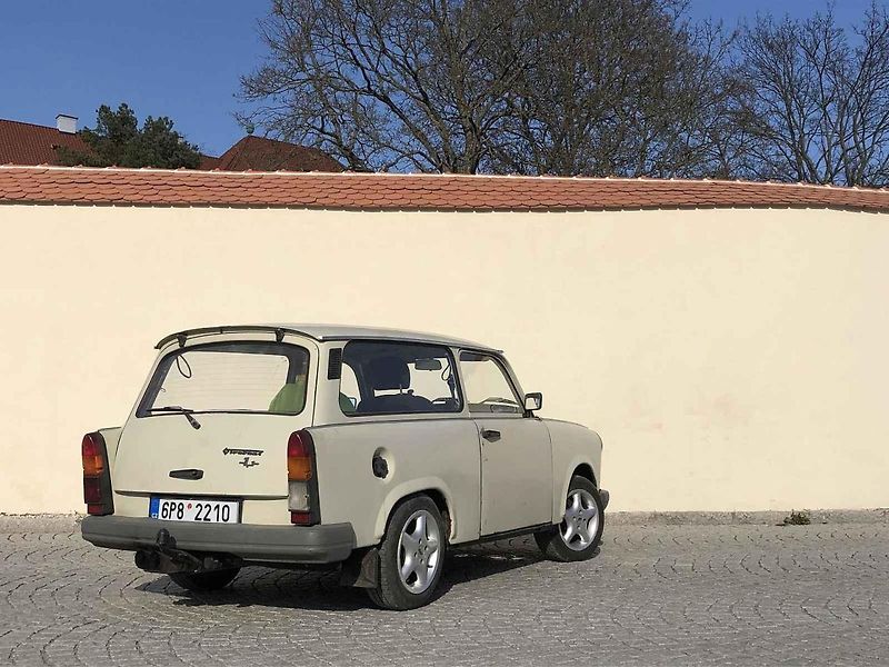 Tenhle Trabant je jeden z posledních vyrobených – únor 1990.