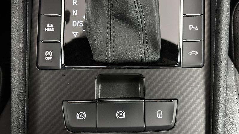 Škoda Superb 2.0 TDI DSG Sportline Combi - fotka 26 z 32