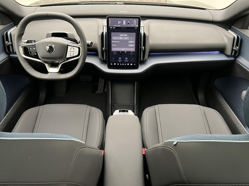 Volvo EX30 (2026) P8 AWD electric ULTRA BLACK  - fotka 2 z 49