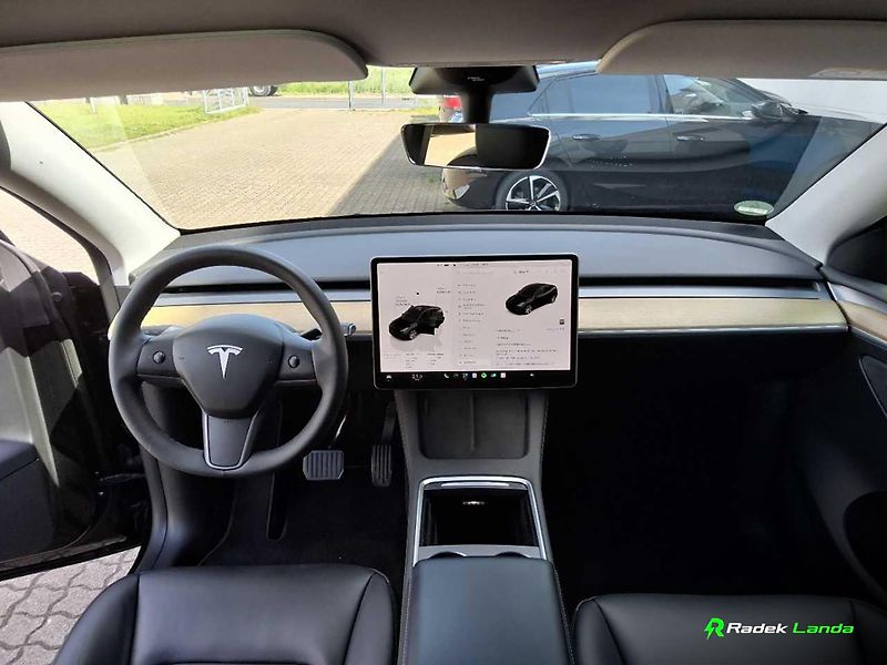 Tesla Model Y (2023) Standard Range | LFP, RWD, AMD - fotka 6 z 10
