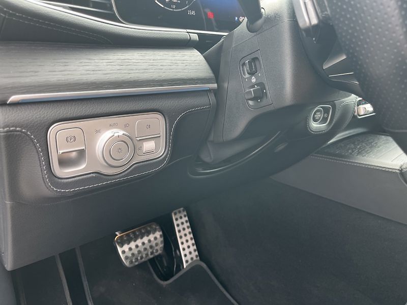Mercedes-Benz GLE 300 d 4MATIC AMG Line Night - fotka 12 z 18