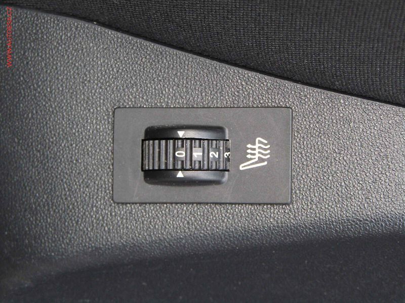 Peugeot 2008 (2016) 1.2 PT, ČR, AC, tempo, park - fotka 12 z 19
