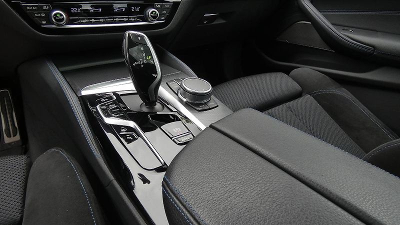 BMW Řada 5 530e - fotka 6 z 28