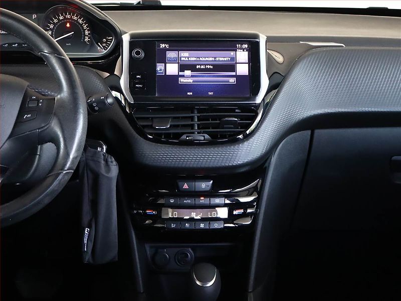 Peugeot 2008 (2017) 1.2 PureTech, Automat, Navi - fotka 9 z 14