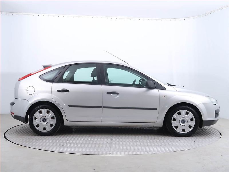 Ford Focus (2005) 1.6 TDCi, nová STK, Klima - fotka 6 z 15