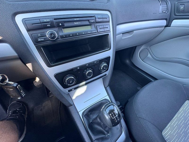Škoda Octavia (2009) 1,9 TDI 77 KW 2. MAJ SERVISKA - fotka 28 z 50