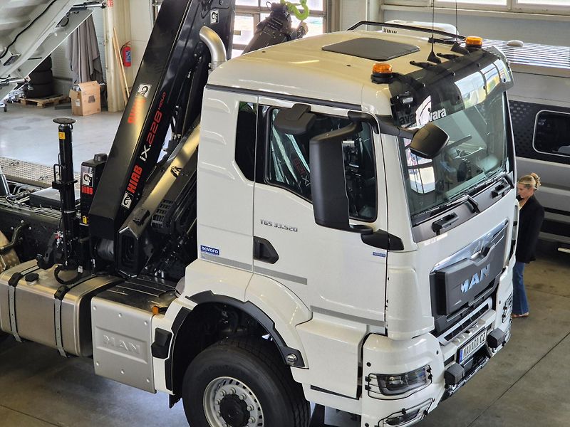 MAN TGS 33.520 6x6 RUKA HIAB SKLÁPĚČ  - fotka 6 z 39