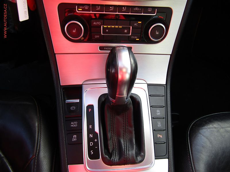 Volkswagen Passat (2012) 2.0 TDi, DSG, kůže, panor. - fotka 18 z 23