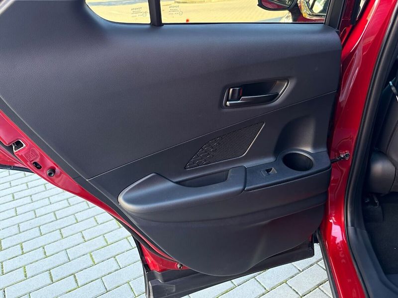 Toyota C-HR 2.0L PHEV 0 - 1 CVT (2x4) 8L G - fotka 13 z 18