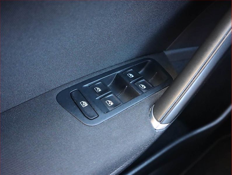 Volkswagen Golf (2018) 1.6 TDI, Automat, Serv.kniha - fotka 17 z 21