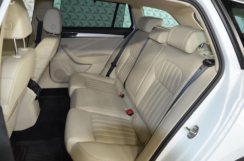 Škoda Superb (2022) 2.0TDI 147kW 4x4 L&K DSG kombi - fotka 23 z 26