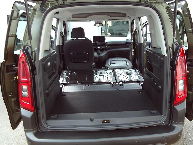 Citroën Berlingo (2026) PLUS Petrol 110k Manual - fotka 6 z 13
