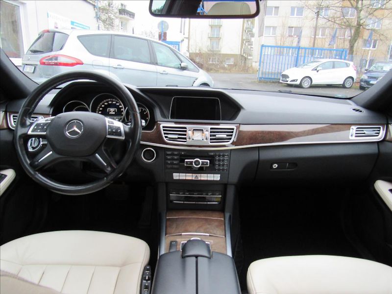 Mercedes-Benz Třídy E 3,0 CDi 350 Bluetec 4MATIC - fotka 11 z 35