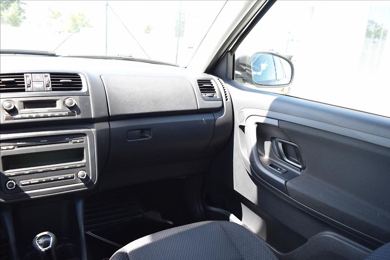 Škoda Fabia 1,6 TDI TAŽNÉ PO SERVISE ALU - fotka 31 z 46