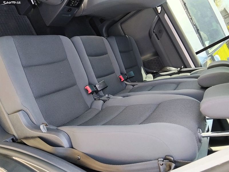 Volkswagen Touran (2011) - fotka 19 z 27