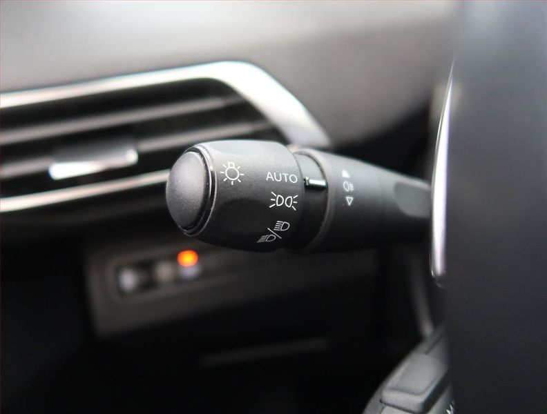 Peugeot 5008 (2021) Active Pack PureTech 130 - fotka 19 z 22