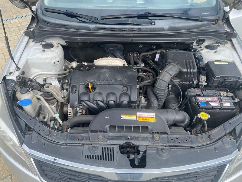 Kia Ceed (2010) 1.4  ČR - fotka 14 z 16