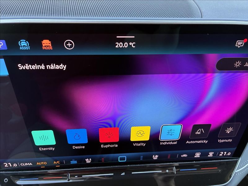 Volkswagen Passat 2,0 TDI IQ-LIGHT KAMERA 360 - fotka 26 z 33