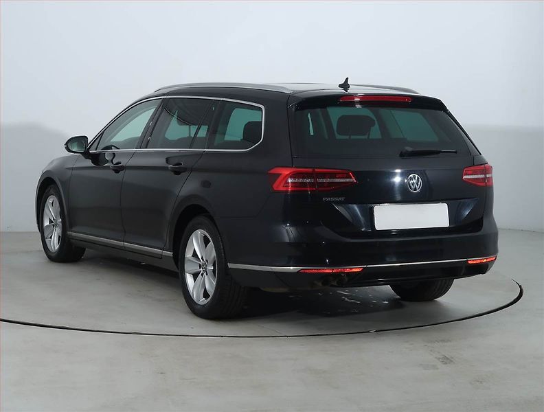 Volkswagen Passat (2016) 2.0 TDI, Automat, Navi - fotka 4 z 23