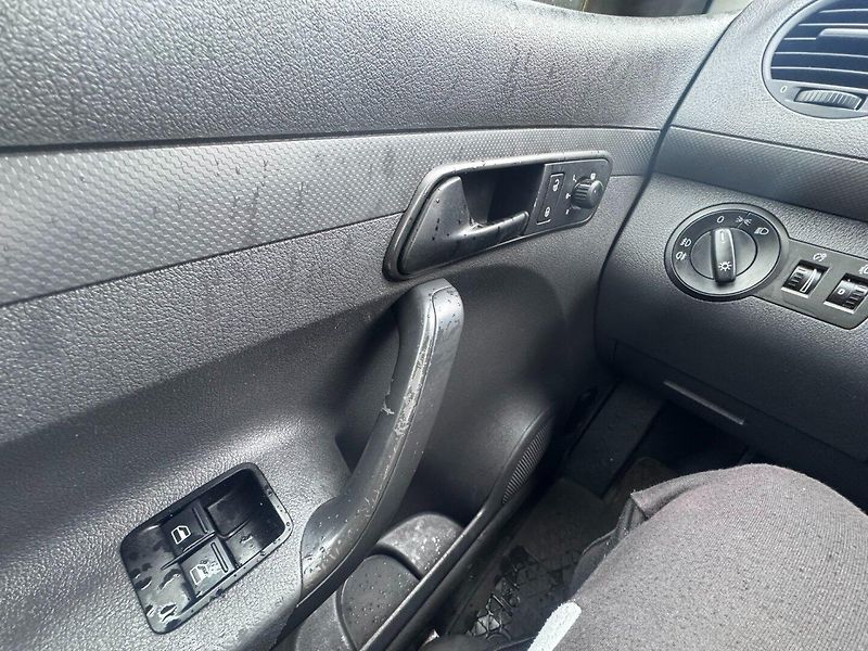 Volkswagen Caddy (2011) 1,6 TDI 55 KW STK TAŽNÉ - fotka 21 z 42