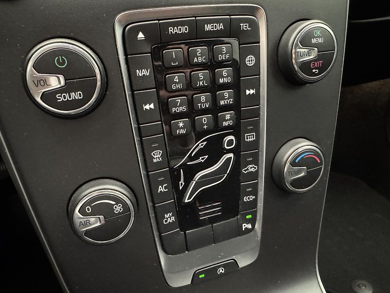 Volvo V40 T2 MOMENTUM AUT - fotka 32 z 41