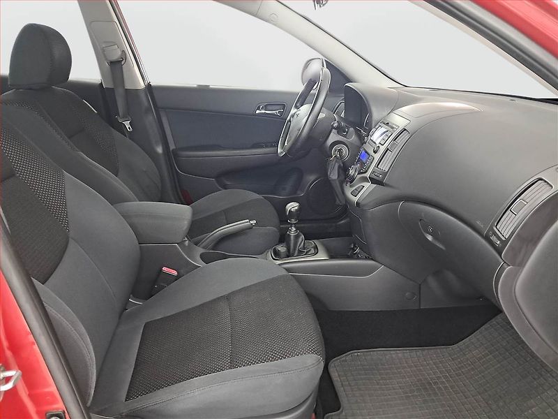 Hyundai i30 (2009) Comfort 1.6 CRDi, nová STK - fotka 9 z 16