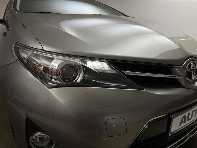 Toyota Auris 1,4 66kW NAVI KAMERA TAŽNÉ - fotka 30 z 32