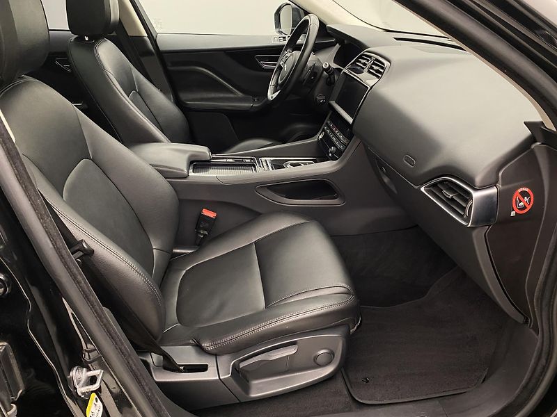 Jaguar F-Pace 25t AWD AUT  - fotka 23 z 38