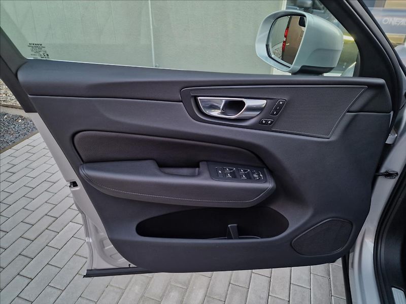Volvo XC60 B5 AWD Momentum Pro,ČR,1.Maj. - fotka 36 z 50