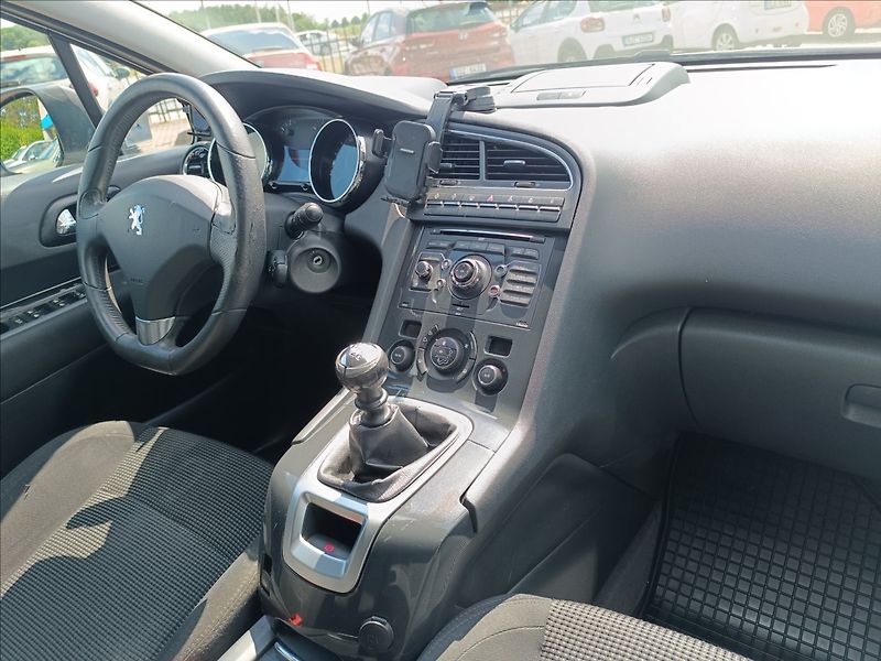 Peugeot 5008 1,6 THP - fotka 12 z 19