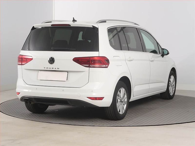Volkswagen Touran (2023) 2.0 TDI - fotka 5 z 16