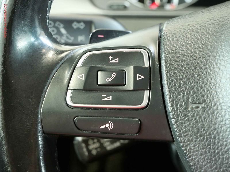 Volkswagen Passat (2013) 2.0TDi, DSG, xenon, park - fotka 15 z 19