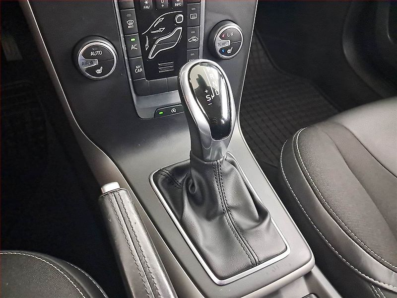 Volvo V40 (2016) 2.0 D2, Automat, Serv.kniha - fotka 13 z 17