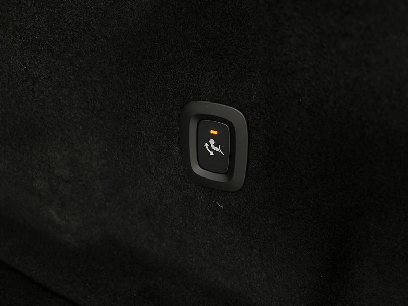 Volvo XC60 B5 AWD PLUS DARK AUT REZERVACE - fotka 42 z 44