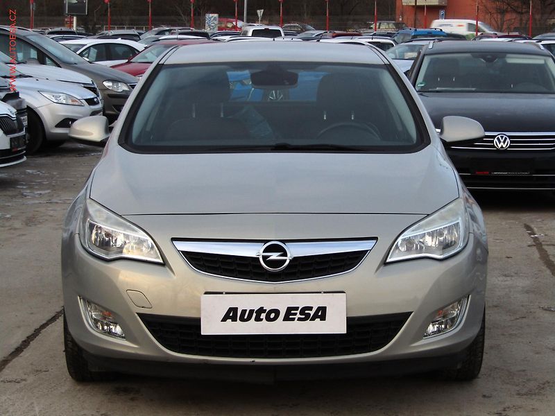 Opel Astra (2010) 1.4i, 2.maj,ČR, AC, navi - fotka 2 z 17