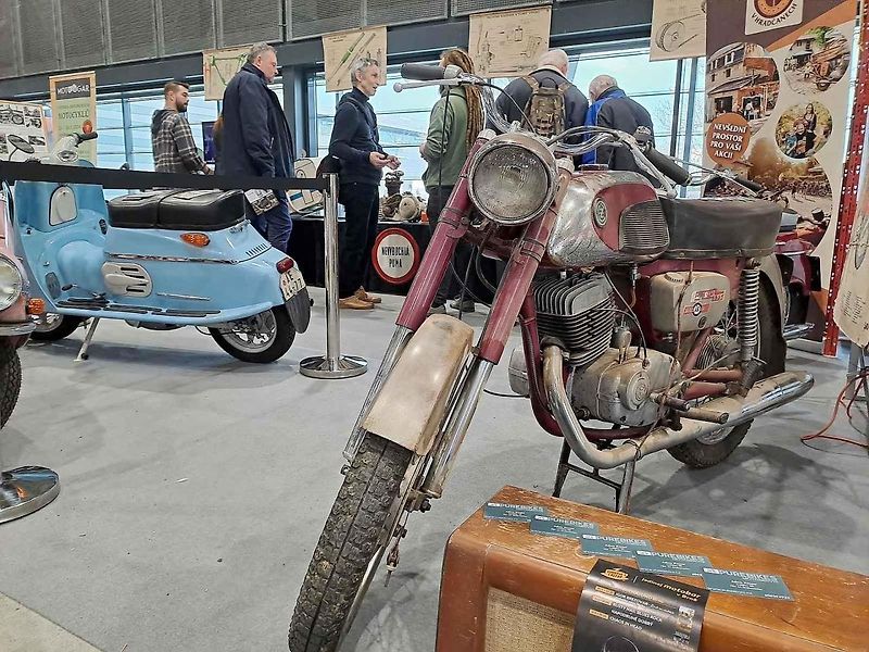 Petr Kenny Burian stojí za kuriózní výstavou legendárních československých motocyklů Jawa a ČZ.