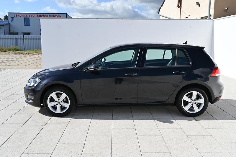 Volkswagen Golf VII 2.0TDI 110KW Highline 2/17 - fotka 8 z 57
