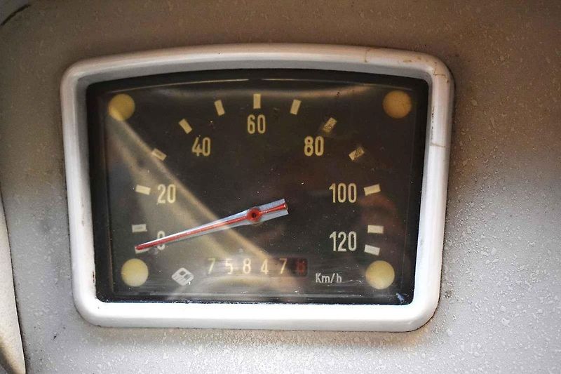 Tento Trabant má rok výroby 1965. Dosud je plně funkční
