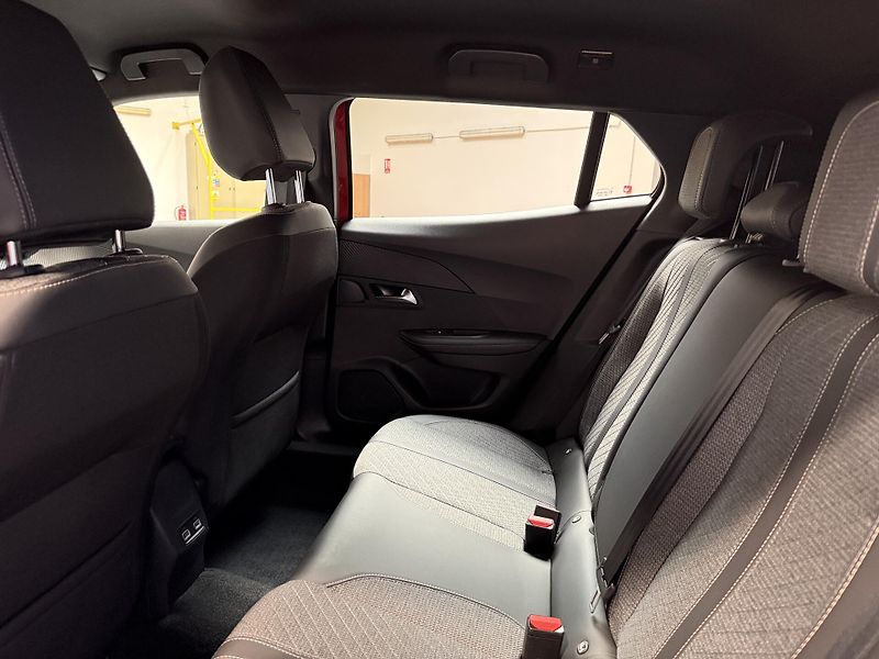 Peugeot 2008 ALLURE 1.2 PureTech 130 S&S EA - fotka 11 z 13