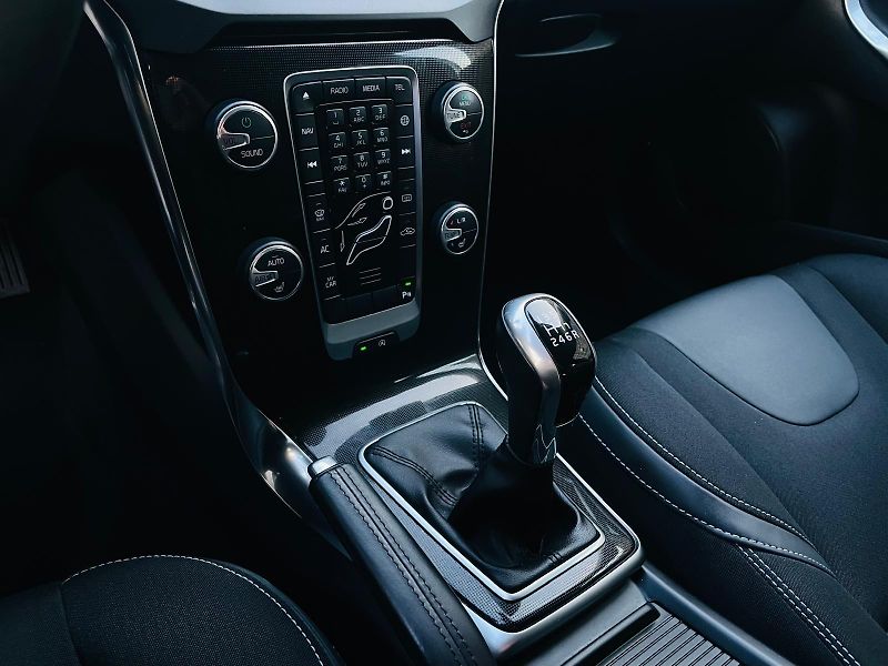 Volvo V40 2.0i MANUÁL KAMERA SERVISKA - fotka 40 z 45