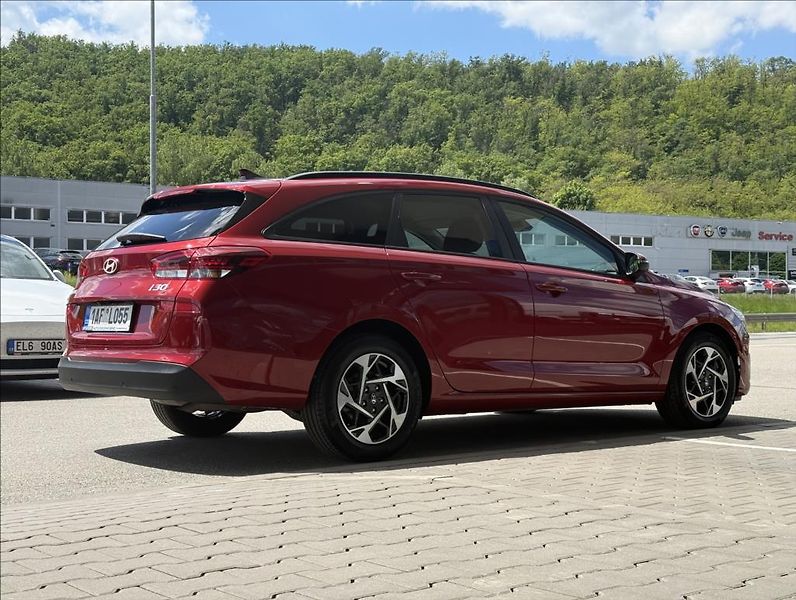 Hyundai i30 1,5 T DCT  WG FL Family Climat - fotka 3 z 25