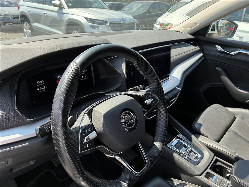 Škoda Octavia 2,0 TAŽNÉ,KŮŽE,HEAD-UP - fotka 9 z 38