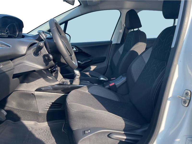 Peugeot 2008 1.2 Active Pure Tech - fotka 11 z 24