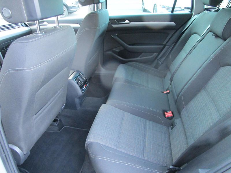 Volkswagen Passat Business Premium 2.0 TDI 110 k - fotka 7 z 21